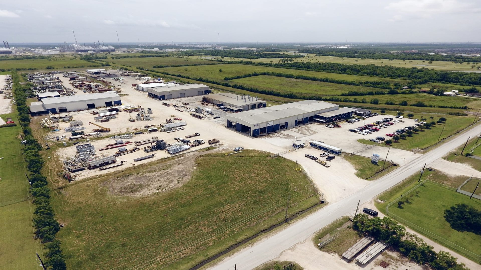 Vista aérea del complejo industrial de BASIC Equipment en Houston