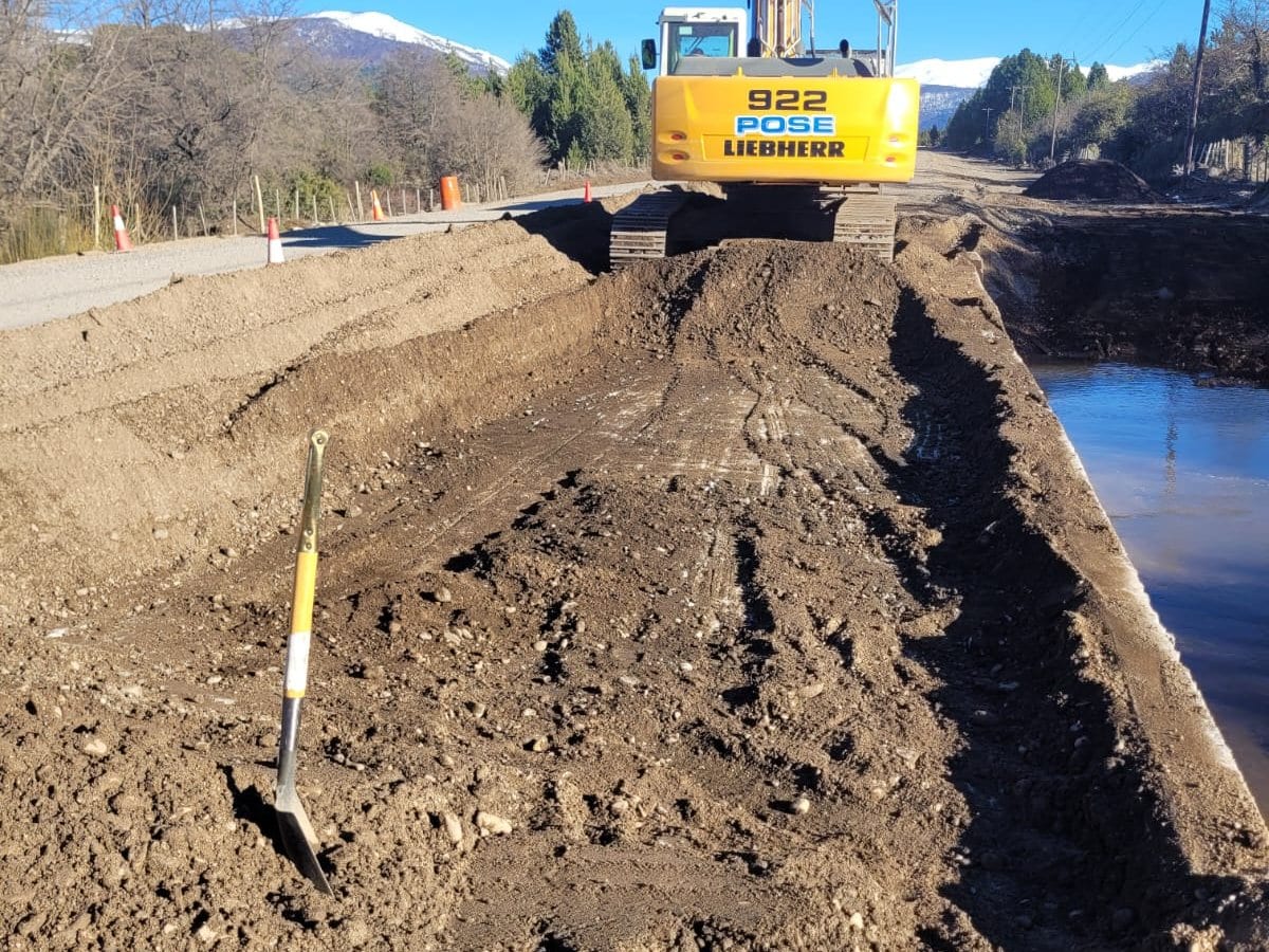 Maquinaria propia de Grupo POSE en obra vial